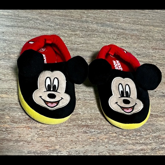 Disney’s Mickey Mouse set of hat and slippers for toddlers - Picture 6 of 11